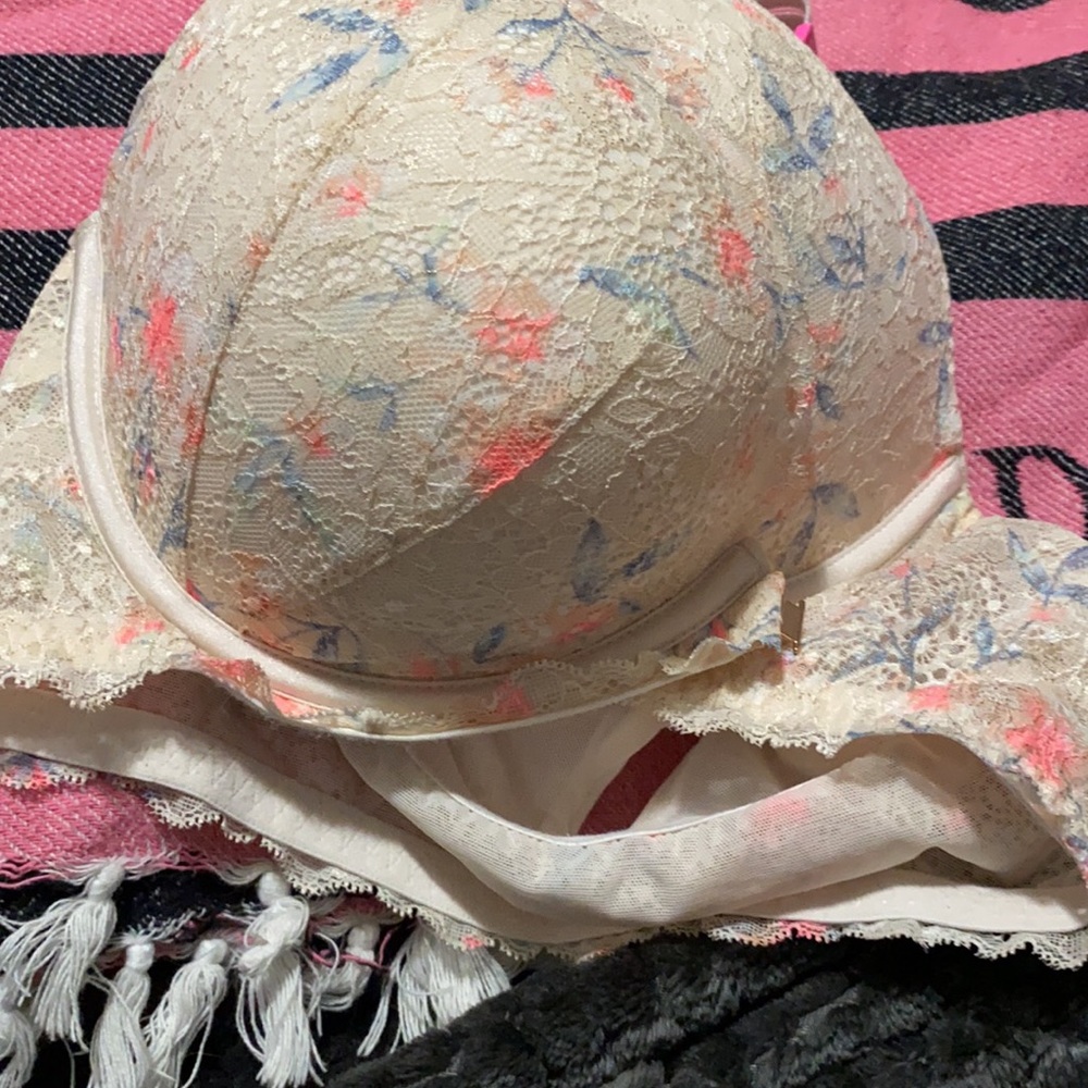 5 Victoria secret bras 36D